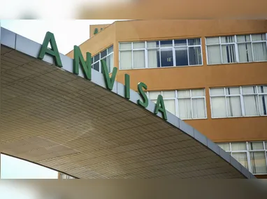 Wanuza Maria Ferreira mostra a vacina MenQuadfi, que protege contra os sorogrupos A, C, W e Y