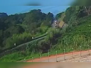 Imagem ilustrativa da imagem Carreta tomba na BR-101 e complica trânsito em Ibiraçu; Veja vídeo