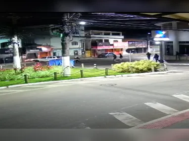 Motociclista teria atingido um dos policiais com a moto