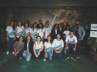 Benicio, Sophia e Heitor, de 10 anos, exploram o universo da robótica no Projeto Lego, que estimula o aprendizado prático de ciência, tecnologia e trabalho em equipe.