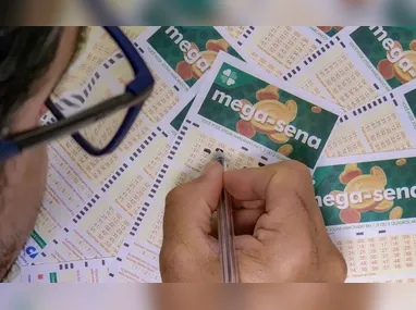 Imagem ilustrativa da imagem Ninguém acerta Mega-Sena; prêmio acumula para R$ 165 milhões