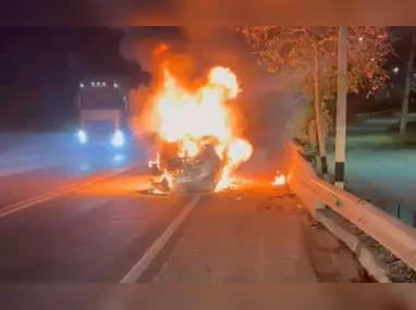 Imagem ilustrativa da imagem Motorista embriagado capota carro e veículo pega fogo na BR-259 em Colatina