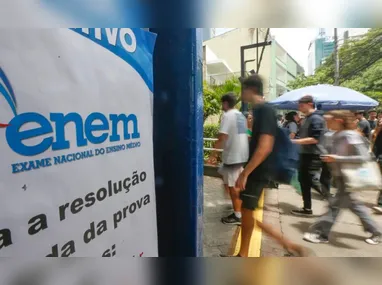 Grupo foi para frente de local de realização da prova para apoiar quem enfrenta o exame