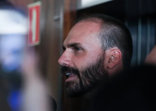 Imagem ilustrativa da imagem Eduardo Bolsonaro pode enfrentar processo por abandonar carreira de escrivão da PF