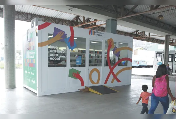 Biblioteca Transcol está de volta! Projeto que já alcançou mais de 280 mil empréstimos será reinaugurado nesta sexta (25), no Terminal de Laranjeiras, na Serra. A nova fase traz tecnologia, inclusão e um acervo diversificado para todas as idades.