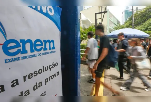 Candidatos chegando em local de prova do Enem