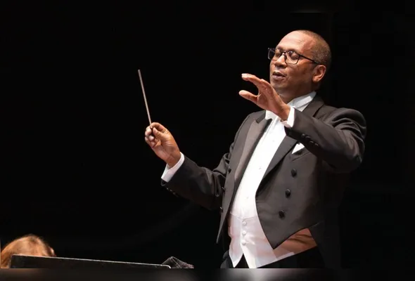 Maestro Dino Nugent rege a Oses em concertos especiais com temática afro-americana no Sesc Glória.