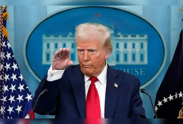 O presidente dos Estados Unidos, Donald Trump, fala na sala de imprensa James Brady, na Casa Branca, em Washington (DC), nesta quinta-feira, 30 de janeiro de 2025. Ele afirmou que não houve sobreviventes do acidente de avião em Washington, que ocorreu na noite desta quarta-feira, 29. O republicano culpou, sem provas, as políticas de diversidade pelo acidente, mas também disse estranhar a falta de movimentação do helicóptero militar poucos segundos antes da colisão