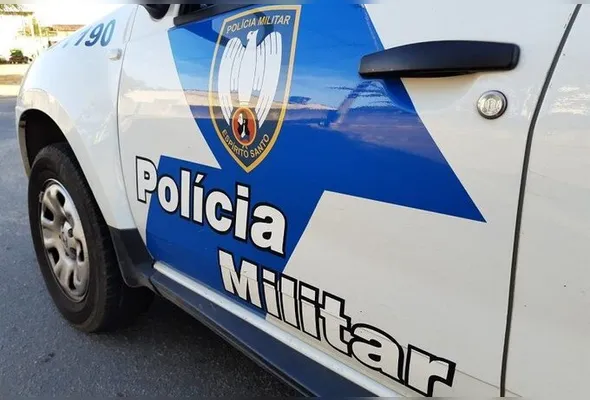 De acordo com relatos do policial que o acompanhava, os dois militares estavam comprando gelo em uma distribuidora quando foram abordados por um homem