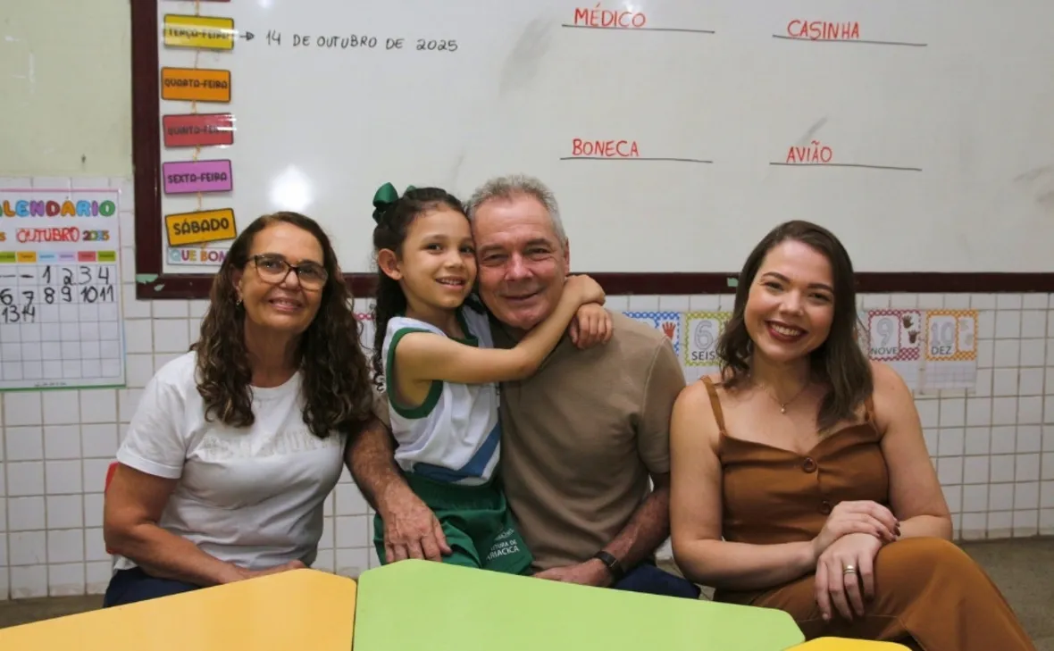 Imagem ilustrativa da imagem Dia do Professor: Paixão pela escola une pais e filha