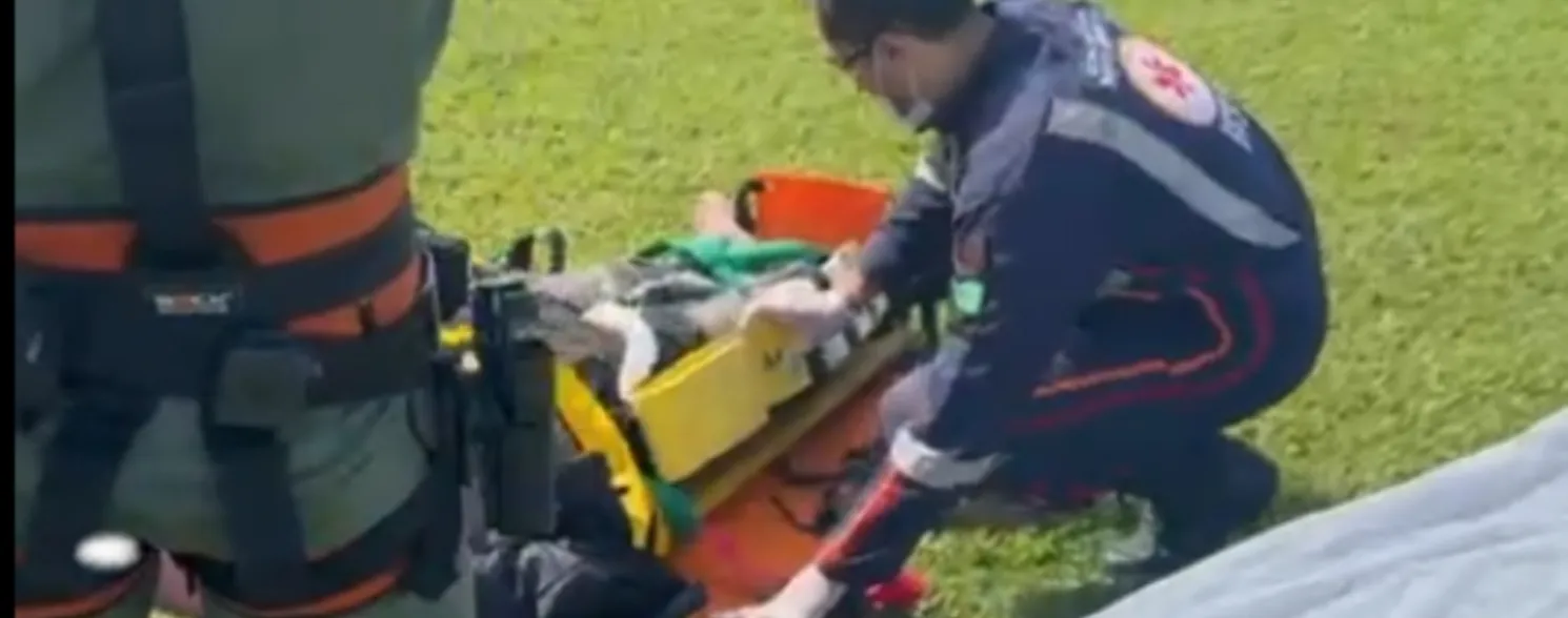 Imagem ilustrativa da imagem VÍDEO | Bombeiro cai de parapentes e precisa ser resgatado no Sul do ES