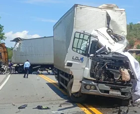 Imagem ilustrativa da imagem Acidente entre duas carretas deixa um morto e um ferido em rodovia no ES
