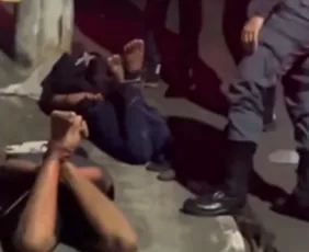 Imagem ilustrativa da imagem Adolescente e jovem são contidos por populares após roubarem celular em Cariacica