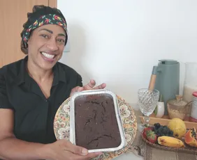 Imagem ilustrativa da imagem Aprenda a fazer um bolo de cacau e banana que ajuda a manter a dieta