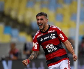 Imagem ilustrativa da imagem Jornal elege 100 melhores do mundo com só Arrascaeta e CR7 atuando fora da Europa