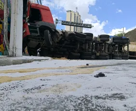 Imagem ilustrativa da imagem Saiba como está a situação na Curva do Saldanha após carreta tombar