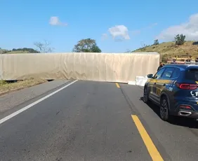 Imagem ilustrativa da imagem BR-101 é totalmente interditada após tombamento de carreta em Atílio Vivacqua