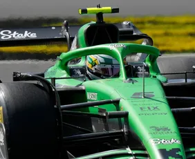 Imagem ilustrativa da imagem F1: Verstappen e Ocon largam dos boxes, e Bortoleto ganha posições em Interlagos