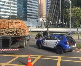 Imagem ilustrativa da imagem Caminhão interdita duas faixas de avenida e complica trânsito em Vitória