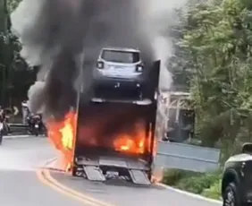 Imagem ilustrativa da imagem Caminhão pega fogo e BR-262 fica parcialmente interditada em Domingos Martins