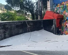 Imagem ilustrativa da imagem Carreta tombada e engavetamento complicam trânsito em Vitória nesta terça-feira