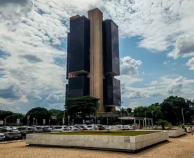Imagem ilustrativa da imagem Copom mantém Selic em 15% ao ano e repete sinal de juro alto por tempo 'prolongado'