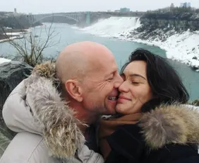 Imagem ilustrativa da imagem Mulher de Bruce Willis conta como doença do ator mudou tradições da família