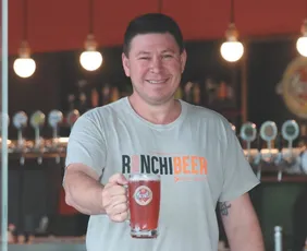 Imagem ilustrativa da imagem Festa em Pedra Azul celebra o morango até na cerveja artesanal