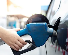 Imagem ilustrativa da imagem Preço da gasolina cai nas refinarias, mas fica mais cara para os motoristas