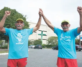 Imagem ilustrativa da imagem Gêmeos de 73 anos de volta à Corrida Tribuna Ruas da Cidade
