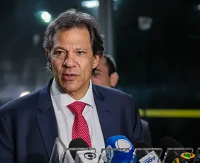 Imagem ilustrativa da imagem Haddad diz que só 'lavagem cerebral coletiva' explica empate de Lula e Flávio