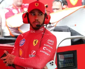 Imagem ilustrativa da imagem Hamilton demonstra insatisfação e cobra mudanças internas na Ferrari, diz jornal