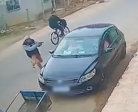 Imagem ilustrativa da imagem Homem é morto a tiros dentro de carro e mãe presencia crime em Aracruz; veja vídeo
