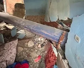 Imagem ilustrativa da imagem Idosa morre esmagada dentro de casa por cano que caiu de caminhão