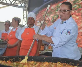 Imagem ilustrativa da imagem Moqueca gigante em festival de gastronomia em Anchieta