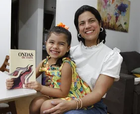 Imagem ilustrativa da imagem Outubro Rosa: geógrafa escreve livro após enfrentar o câncer de mama