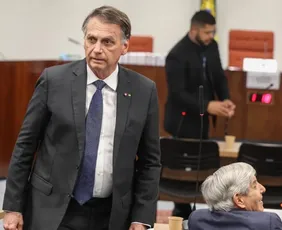 Imagem ilustrativa da imagem Bolsonaro preparou pedido de asilo a Milei na Argentina, diz PF
