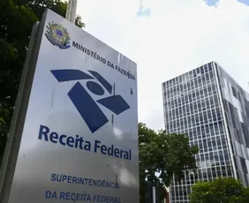 Imagem ilustrativa da imagem Receita paga nesta terça maior lote de restituição do IR da história