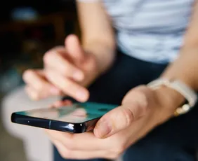 Imagem ilustrativa da imagem Veja dicas para proteger seu celular de golpes virtuais no carnaval