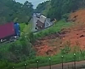 Imagem ilustrativa da imagem VÍDEO | Caminhão carregado de rochas tomba ao fazer curva na BR-101 no ES