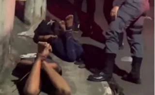 Imagem ilustrativa da imagem Adolescente e jovem são contidos por populares após roubarem celular em Cariacica