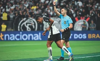 Imagem ilustrativa da imagem Árbitro do ES debate com VAR em pênalti polêmico: "Não trabalhamos com sentimento"