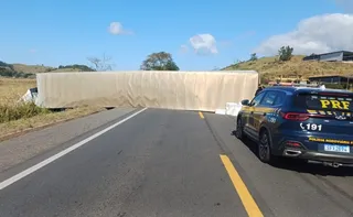 Imagem ilustrativa da imagem BR-101 é totalmente interditada após tombamento de carreta em Atílio Vivacqua