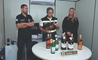 Imagem ilustrativa da imagem Blitze apreende 200 garrafas de bebidas falsificadas na Grande Vitória