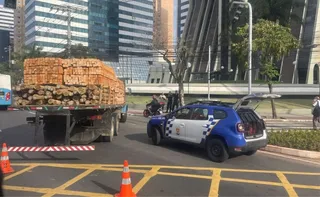 Imagem ilustrativa da imagem Caminhão interdita duas faixas de avenida e complica trânsito em Vitória