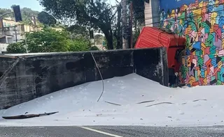 Imagem ilustrativa da imagem Carreta tombada e engavetamento complicam trânsito em Vitória nesta terça-feira