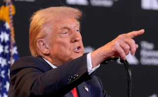 Imagem ilustrativa da imagem Trump manda pintar muro na fronteira de preto para dificultar escalada