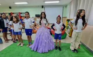 Imagem ilustrativa da imagem "Nada é impossível", diz Mini Miss Universo 2025 em visita a escola de Vitória