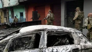 Imagem ilustrativa da imagem Operação contra Comando Vermelho no Rio tem 64 mortos, entre eles um capixaba