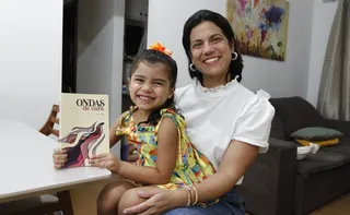 Imagem ilustrativa da imagem Outubro Rosa: geógrafa escreve livro após enfrentar o câncer de mama